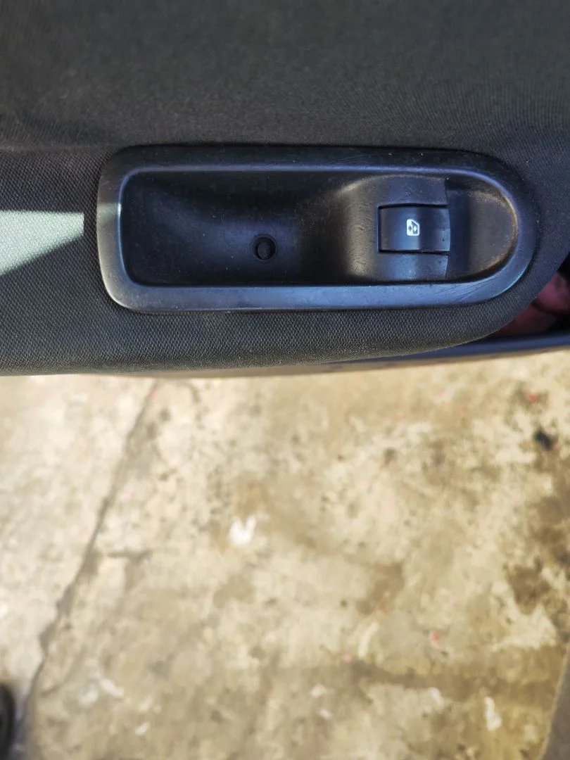 Foto de MANDO ELEVALUNAS TRASERO IZQUIERDO RENAULT MEGANE II BERLINA 5P 1.5 dCi Diesel (101 CV / 74 KW)
