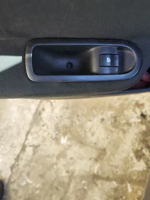 Foto de MANDO ELEVALUNAS TRASERO IZQUIERDO RENAULT MEGANE II BERLINA 5P 1.5 dCi Diesel (101 CV / 74 KW)