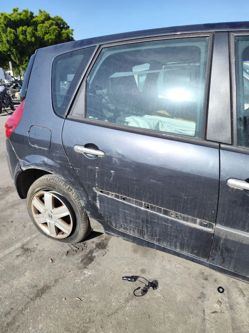 Foto de PUERTA TRASERA DERECHA RENAULT SCENIC II (JM) 1.5 dCi Diesel (106 CV / 78 KW)