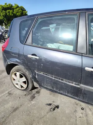 Foto de PUERTA TRASERA DERECHA RENAULT SCENIC II (JM) 1.5 dCi Diesel (106 CV / 78 KW)