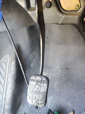 Foto de PEDAL EMBRAGUE KIA CARENS (RS) 1.8 16V CAT (126 CV / 93 KW)