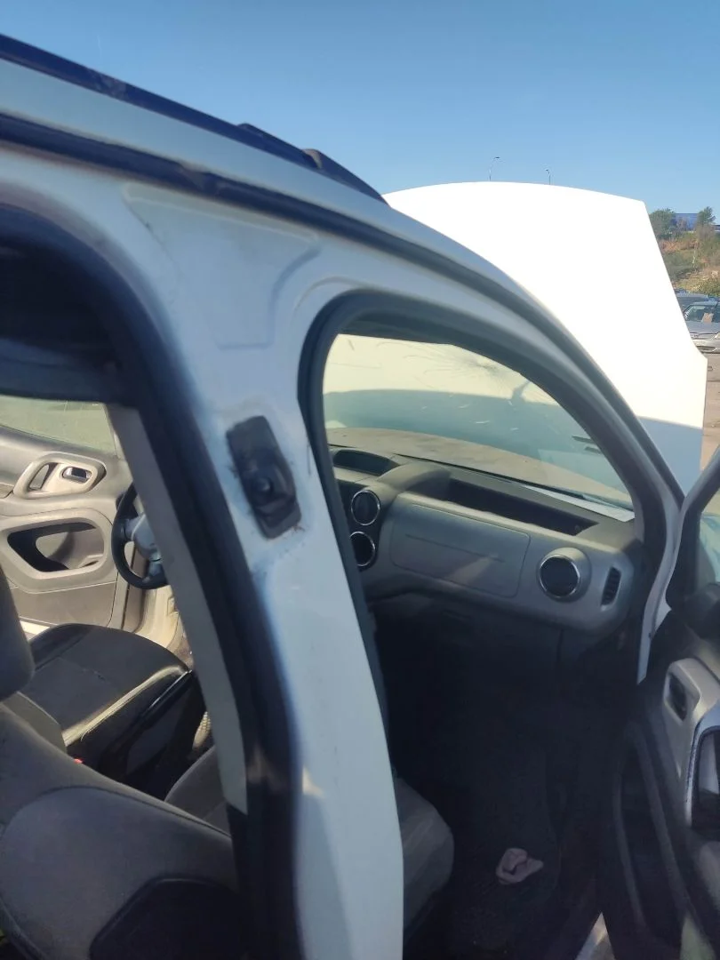 Foto de GOMAS CONTORNO PUERTA PEUGEOT PARTNER TEPEE 1.6 16V HDi CAT (9HT / DV6BTED4) (75 CV / 55 KW)