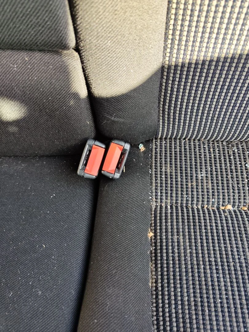 Foto de ENGANCHE CINTURON TRASERO IZQUIERDO VOLKSWAGEN GOLF IV BERLINA (1J1)(10.1997) 2.0 (116 CV / 85 KW)