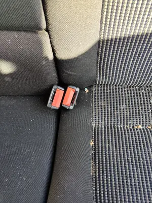 Foto de ENGANCHE CINTURON TRASERO IZQUIERDO VOLKSWAGEN GOLF IV BERLINA (1J1)(10.1997) 2.0  (116 CV / 85 KW)