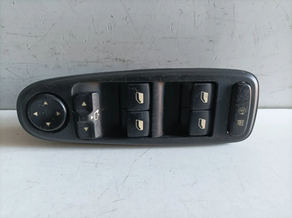 Foto de MANDO ELEVALUNAS DELANTERO IZQUIERDO CITROEN C4 PICASSO 2.0 HDi FAP CAT (RHR / DW10BTED4) (136 CV / 100 KW) referencia 96639383ZD