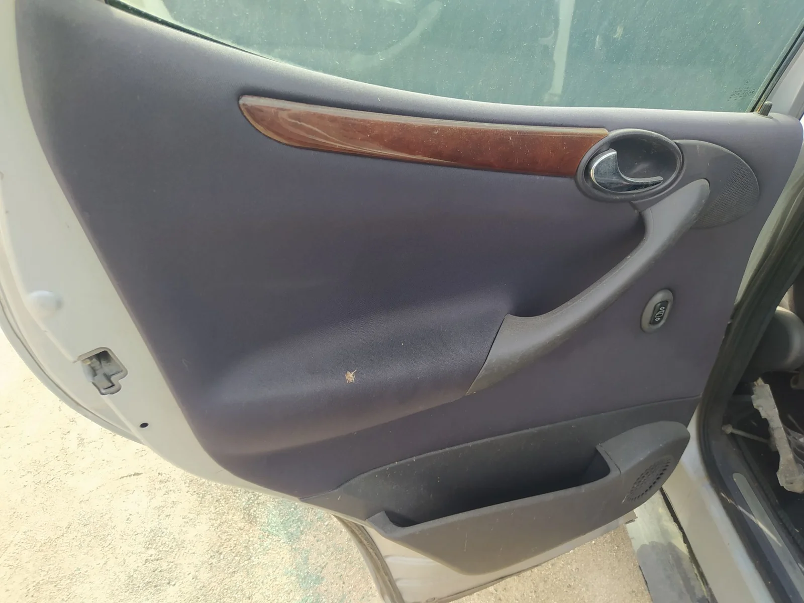 Foto de GUARNECIDO PUERTA TRASERA IZQUIERDA MERCEDES-BENZ CLASE A (BM 168) 1.7 CDI Diesel CAT (95 CV / 70 KW) referencia A1687305370 7F31