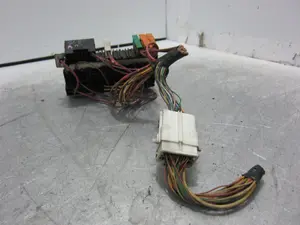 Foto de CAJA RELES / FUSIBLES RENAULT MEGANE I FASE 2 CLASSIC (LA...) 1.4 16V (95 CV / 70 KW) referencia 7703297988 foto 3