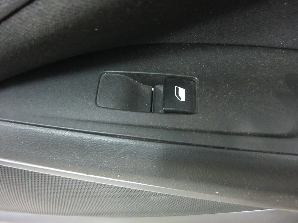 Foto de MANDO ELEVALUNAS DELANTERO DERECHO OPEL CROSSLAND X 1.2 (110 CV / 81 KW)