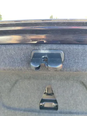 Foto de CERRADURA MALETERO / PORTON AUDI A4 BERLINA (8E) 1.9 TDI (131 CV / 96 KW)
