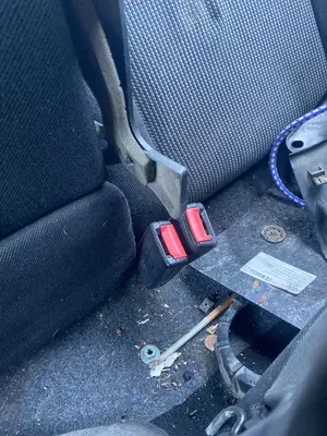 Foto de ENGANCHE CINTURON TRASERO IZQUIERDO VOLKSWAGEN GOLF IV BERLINA (1J1)(10.1997) 1.9 TDI (110 CV / 81 KW)