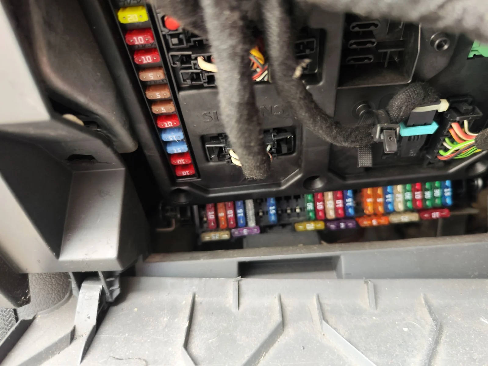 Foto de CAJA RELES / FUSIBLES VOLKSWAGEN SHARAN (7M6/7M9) 1.9 TDI (116 CV / 85 KW)