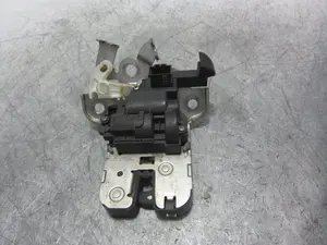 Foto de CERRADURA MALETERO / PORTON AUDI A3 SPORTBACK (8PA) 1.9 TDI (105 CV / 77 KW) referencia 8K9827505 foto 4