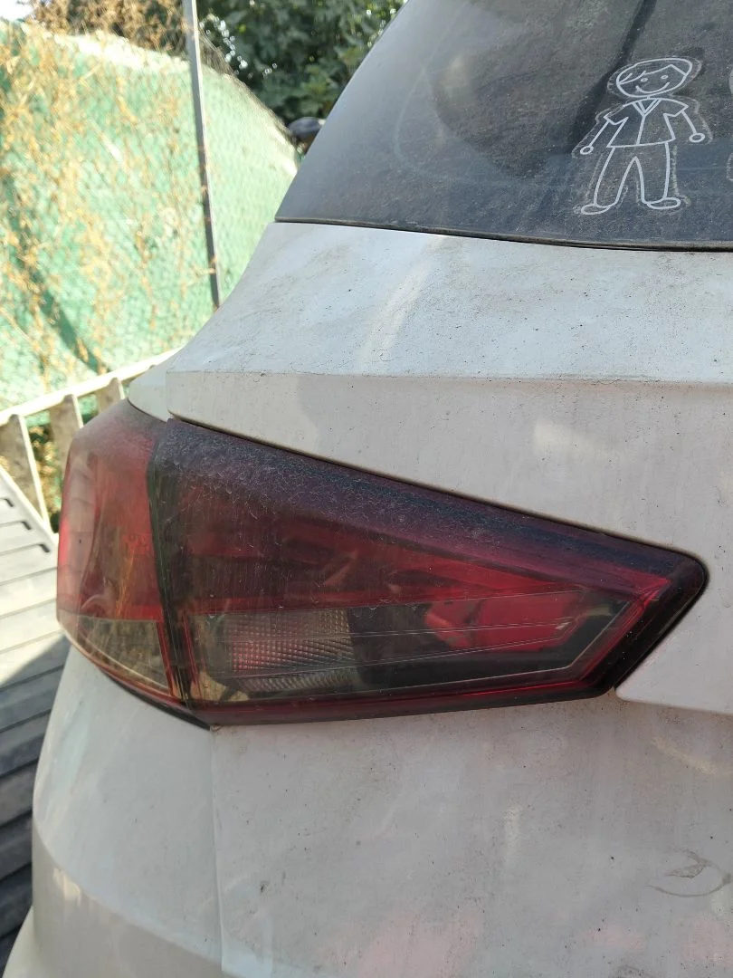 Foto de PILOTO TRASERO IZQUIERDO INTERIOR SEAT ARONA (KJ) 1.6 TDI (116 CV / 85 KW)