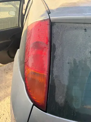 Foto de PILOTO TRASERO IZQUIERDO FORD FOCUS BERLINA (CAK)