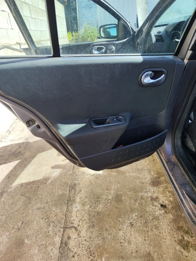Foto de GUARNECIDO PUERTA TRASERA IZQUIERDA RENAULT MEGANE II BERLINA 5P 1.5 dCi Diesel (101 CV / 74 KW) referencia 7701055460