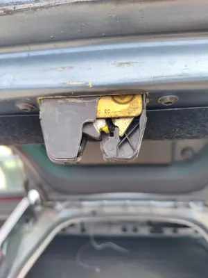 Foto de CERRADURA MALETERO / PORTON PEUGEOT 407 SW 2.0 16V HDi FAP CAT (RHR / DW10BTED4) (136 CV / 100 KW)