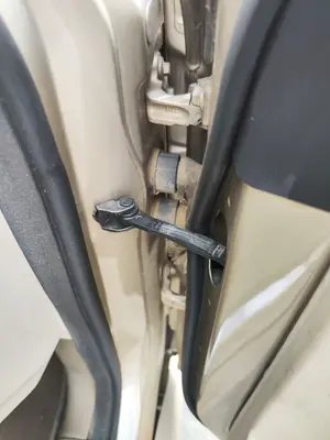 Foto de RETENEDOR PUERTA JAGUAR X-TYPE 2.1 V6 24V CAT (156 CV / 115 KW)