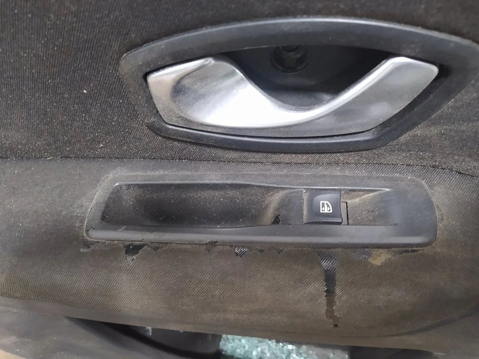 Foto de MANDO ELEVALUNAS TRASERO IZQUIERDO RENAULT LAGUNA III BERLINA 2.0 16V (140 CV / 103 KW) referencia 82944002R