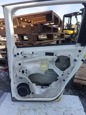 Foto de PUERTA TRASERA DERECHA PEUGEOT 5008 1.6 HDi FAP (112 CV / 82 KW) foto 2