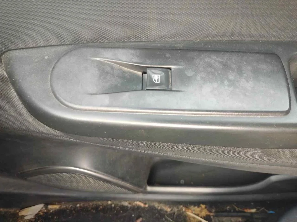 Foto de MANDO ELEVALUNAS DELANTERO DERECHO RENAULT CAPTUR I 1.5 dCi Diesel FAP Energy (90 CV / 66 KW) referencia 1135206X