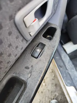 Foto de MANDO ELEVALUNAS TRASERO IZQUIERDO KIA CARENS (RS) 1.8 16V CAT (126 CV / 93 KW)