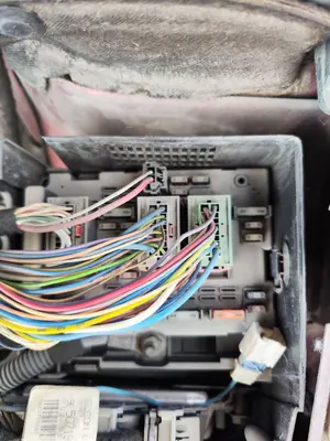 Foto de CAJA RELES / FUSIBLES PEUGEOT 307 (S1)(04.2001) 1.6 16V CAT (109 CV / 80 KW) referencia 9644038780