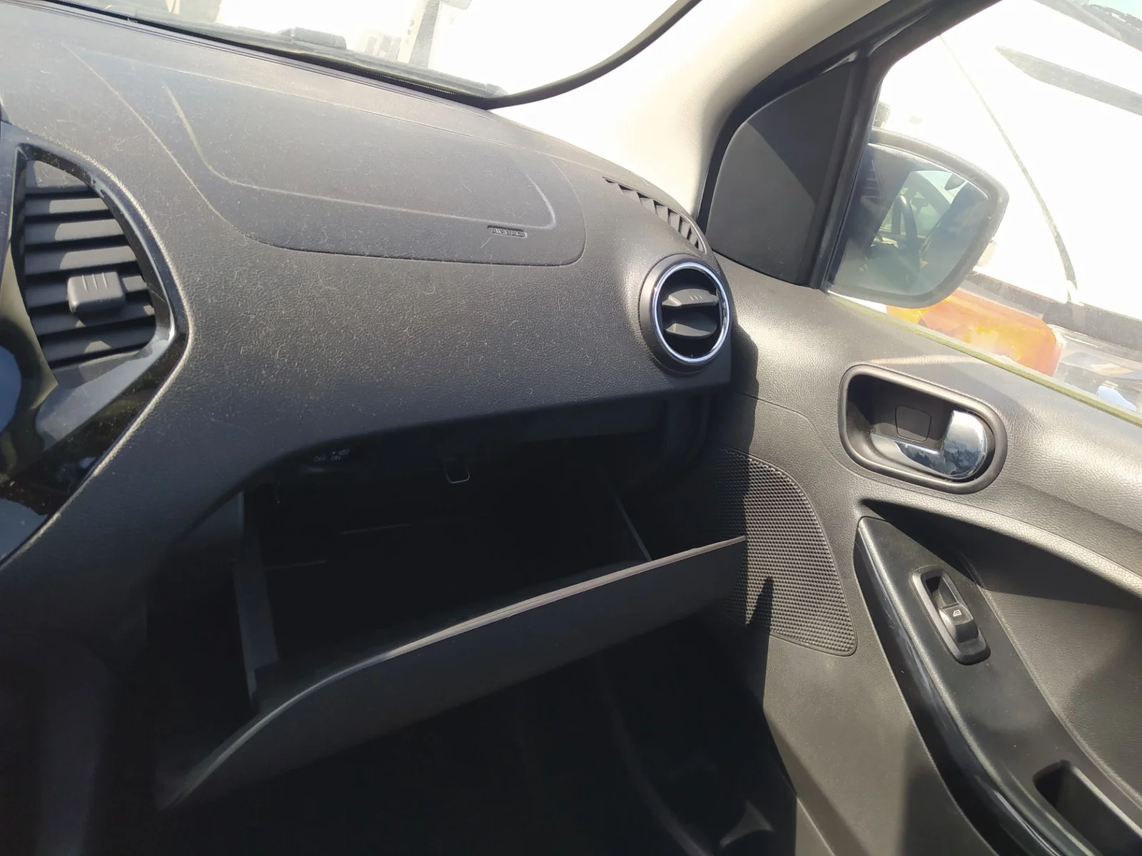 Foto de GUANTERA FORD KA+ (CDU) 1.2 Ti-VCT CAT (86 CV / 63 KW)