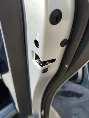 Foto de CERRADURA PUERTA TRASERA DERECHA VOLKSWAGEN GOLF PLUS V (5M1) 1.9 TDI (105 CV / 77 KW)