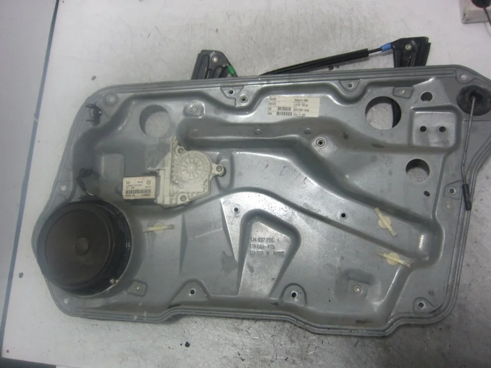 Foto de ELEVALUNAS DELANTERO DERECHO VOLKSWAGEN GOLF IV BERLINA (1J1)(10.1997) 1.9 TDI (101 CV / 74 KW) referencia 1J4837756F
