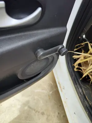 Foto de MANETA ELEVALUNAS TRASERA IZQUIERDA RENAULT CLIO III 1.5 dCi Diesel FAP (75 CV / 55 KW)