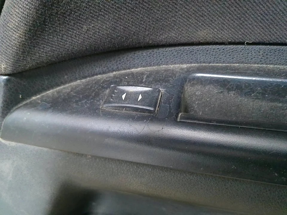 Foto de MANDO ELEVALUNAS TRASERO DERECHO FORD MONDEO BERLINA (GE) 2.0 16V DI TD CAT (116 CV / 85 KW) referencia 1S7T14529AB