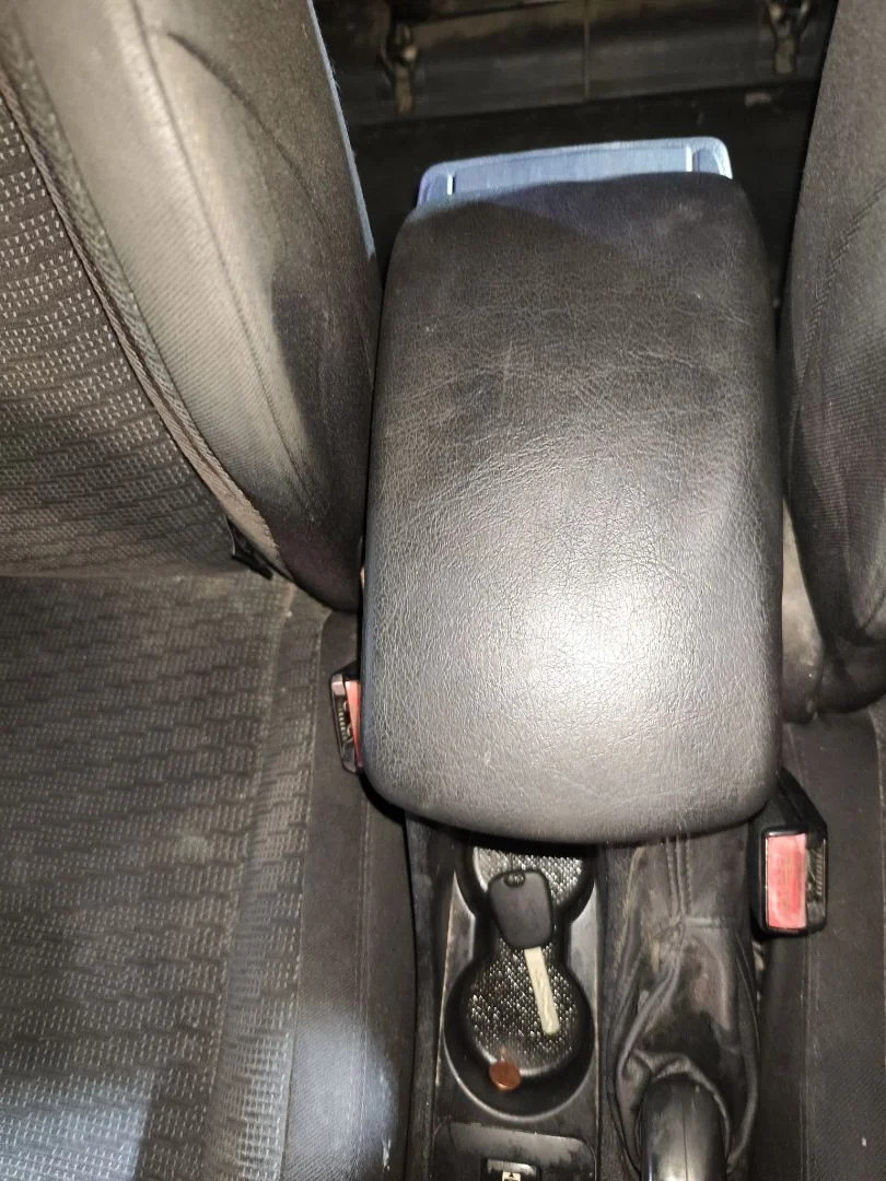 Foto de APOYABRAZOS CENTRAL PEUGEOT 308 SW 1.6 HDi FAP CAT (9HZ / DV6TED4) (109 CV / 80 KW) referencia 96587010ZD