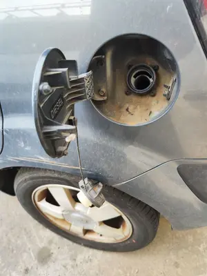 Foto de TAPA EXTERIOR COMBUSTIBLE KIA RIO (JB) 1.5 CRDi (110 CV / 81 KW) referencia 695101G200 foto 2
