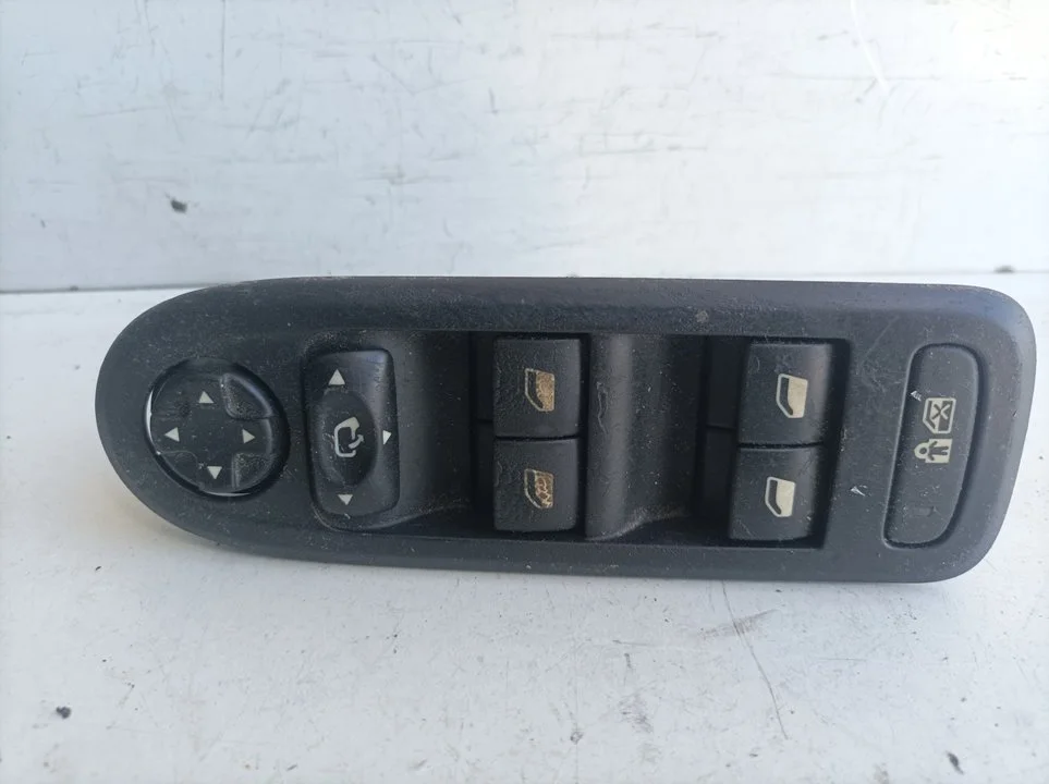 Foto de MANDO ELEVALUNAS DELANTERO IZQUIERDO CITROEN C5 BERLINA referencia 96659465