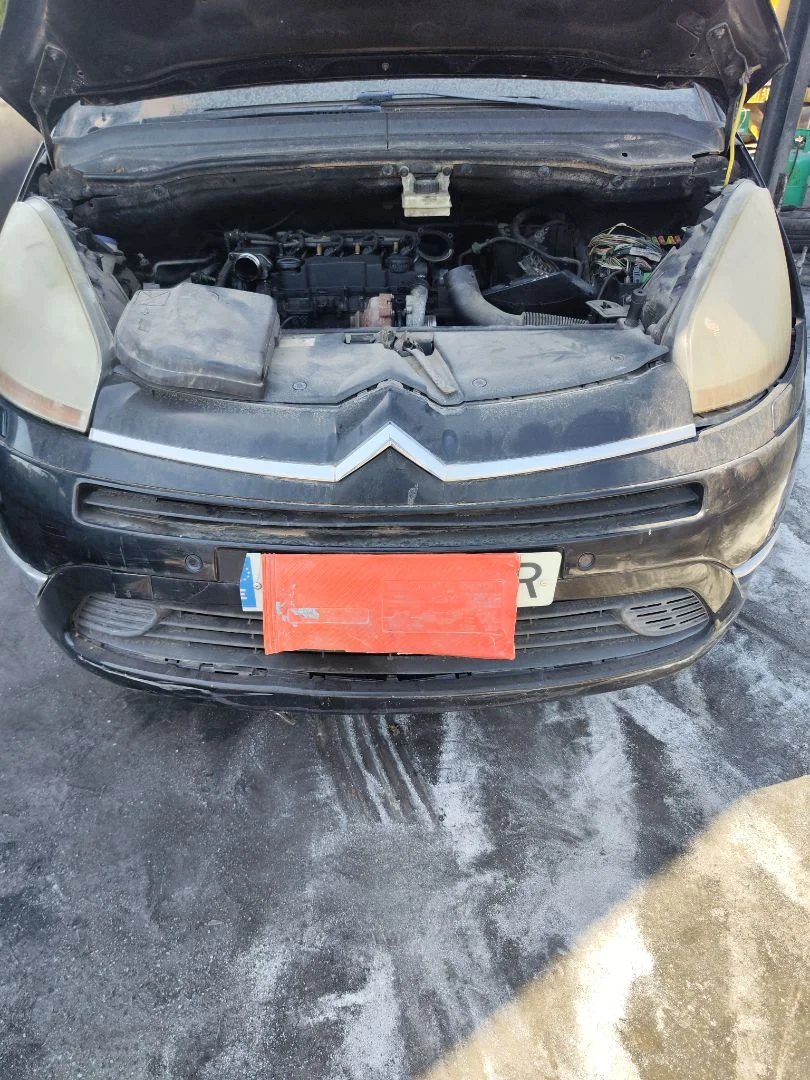 Foto de REJILLA DELANTERA CITROEN GRAND C4 PICASSO 1.6 16V HDi FAP (109 CV / 80 KW)