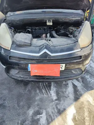 Foto de REJILLA DELANTERA CITROEN GRAND C4 PICASSO 1.6 16V HDi FAP (109 CV / 80 KW)