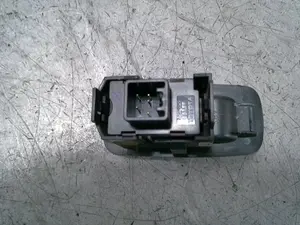 Foto de MANDO ELEVALUNAS TRASERO IZQUIERDO TOYOTA COROLLA (E12) 1.6 16V (110 CV / 81 KW) referencia 8480102411B1 foto 2