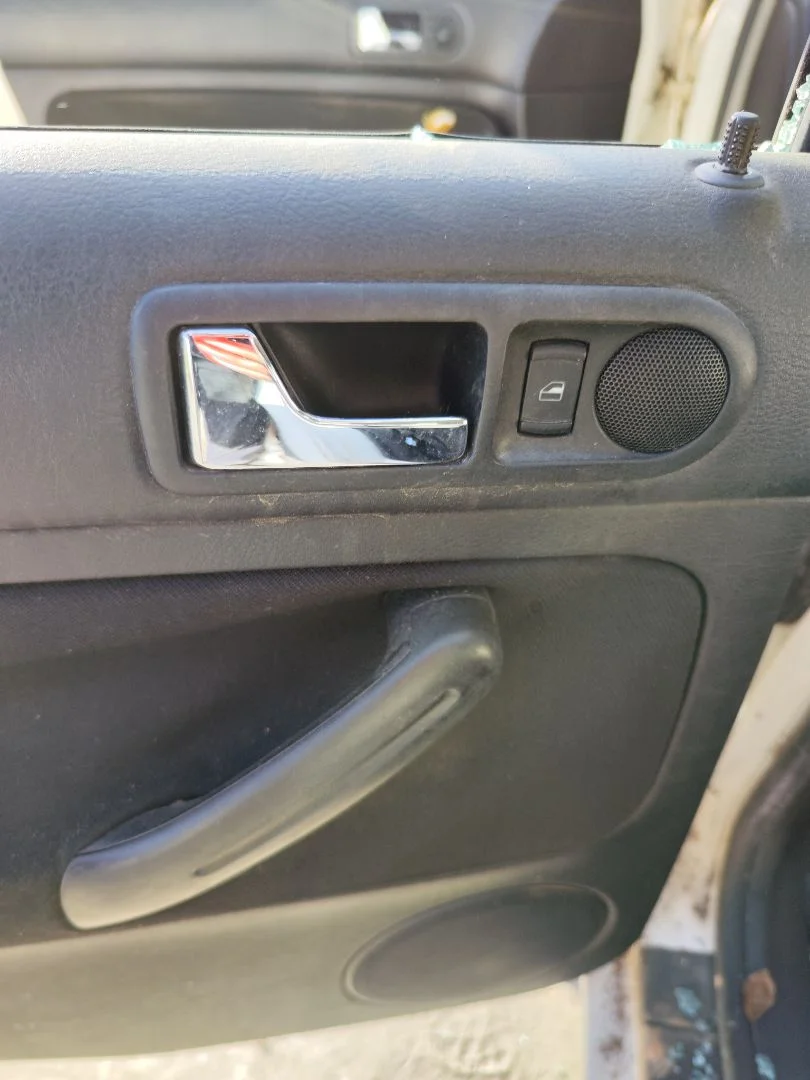 Foto de MANETA INTERIOR TRASERA IZQUIERDA VOLKSWAGEN GOLF IV BERLINA (1J1)(10.1997) 2.0 (116 CV / 85 KW)