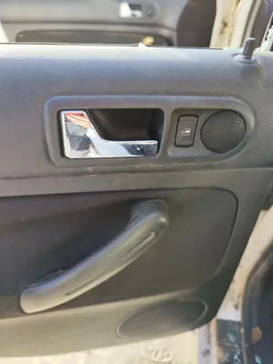 Foto de MANETA INTERIOR TRASERA IZQUIERDA VOLKSWAGEN GOLF IV BERLINA (1J1)(10.1997) 2.0  (116 CV / 85 KW)