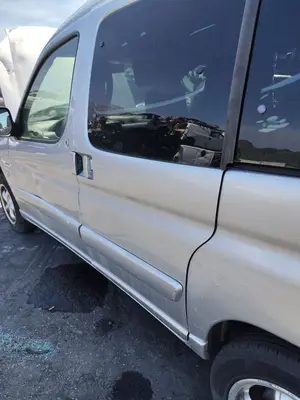 Foto de PUERTA TRASERA IZQUIERDA CITROEN BERLINGO 2.0 HDi CAT (RHY / DW10TD) (90 CV / 66 KW) referencia 9835686280 foto 2