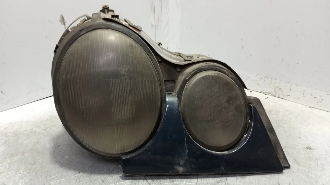 Foto de FARO DERECHO MERCEDES-BENZ CLASE E (BM 210) BERLINA 3.0 Turbodiesel CAT (177 CV / 130 KW) referencia 144870