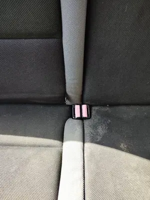 Foto de ENGANCHE CINTURON TRASERO DERECHO PEUGEOT 207 1.6 16V HDi (90 CV / 66 KW)