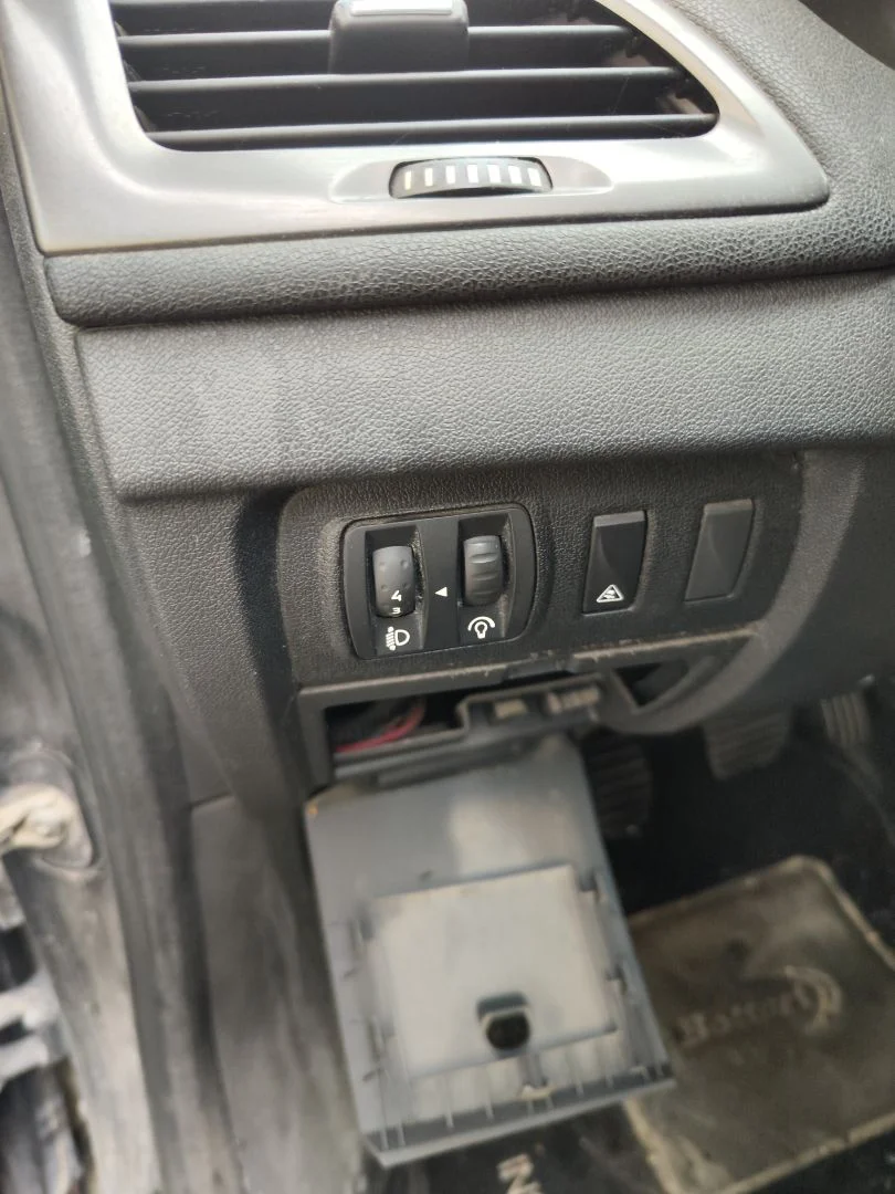 Foto de INTERRUPTOR RENAULT MEGANE III BERLINA 5P 1.5 dCi Diesel FAP (110 CV / 81 KW)