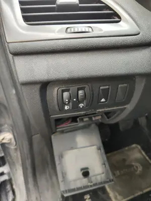 Foto de INTERRUPTOR RENAULT MEGANE III BERLINA 5P 1.5 dCi Diesel FAP (110 CV / 81 KW)