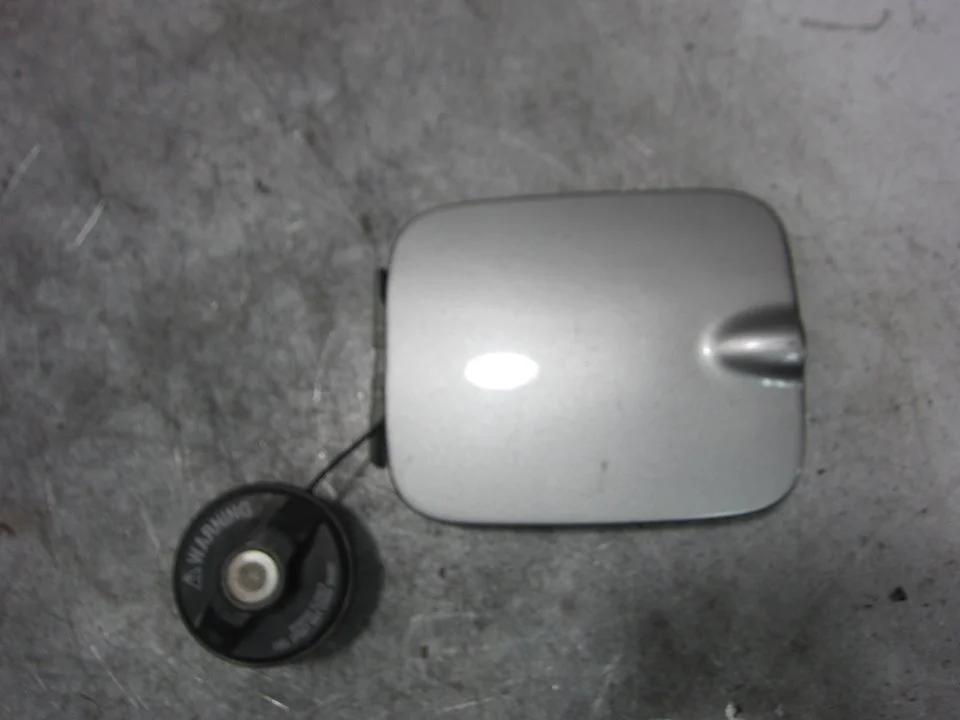 Foto de TAPA EXTERIOR COMBUSTIBLE SUZUKI IGNIS RM (MH) 1.3 DDiS Diesel CAT (69 CV / 51 KW) referencia 8848815