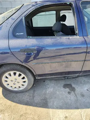 Foto de PUERTA TRASERA DERECHA FORD MONDEO BERLINA (GD) 1.8 16V CAT (116 CV / 85 KW) referencia 1043424