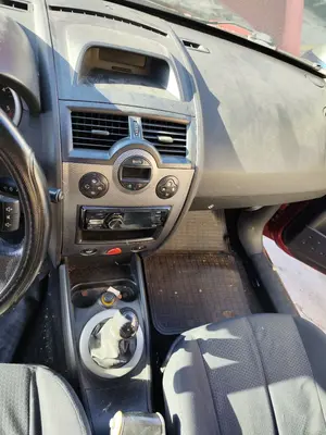Foto de CONSOLA CENTRAL RENAULT MEGANE II BERLINA 5P 1.5 dCi Diesel (106 CV / 78 KW)