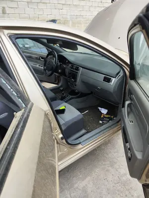 Foto de GOMAS CONTORNO PUERTA CHEVROLET LACETTI 1.6 CAT (109 CV / 80 KW)