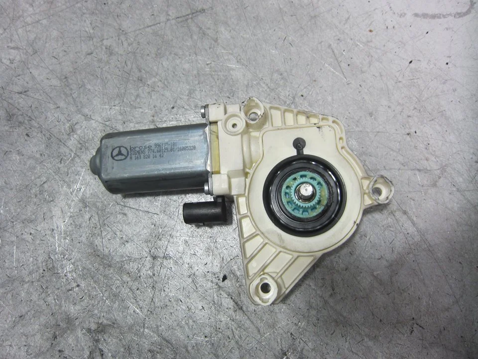 Foto de MOTOR ELEVALUNAS DELANTERO DERECHO MERCEDES-BENZ CLASE B (BM 245) referencia A1698201642