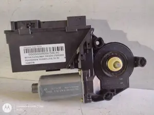 Foto de MOTOR ELEVALUNAS TRASERO IZQUIERDO VOLKSWAGEN TOUAREG (7L6) 2.5 TDI DPF (174 CV / 128 KW) referencia 7L0959795